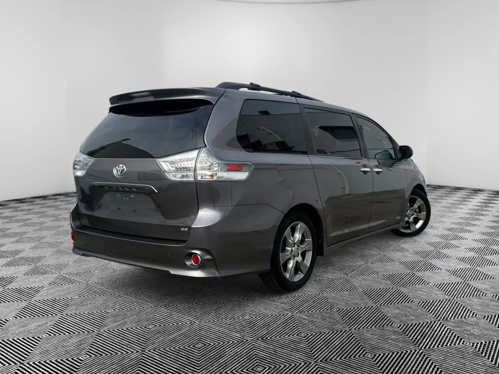 Used 2014 Toyota Sienna SE image 6
