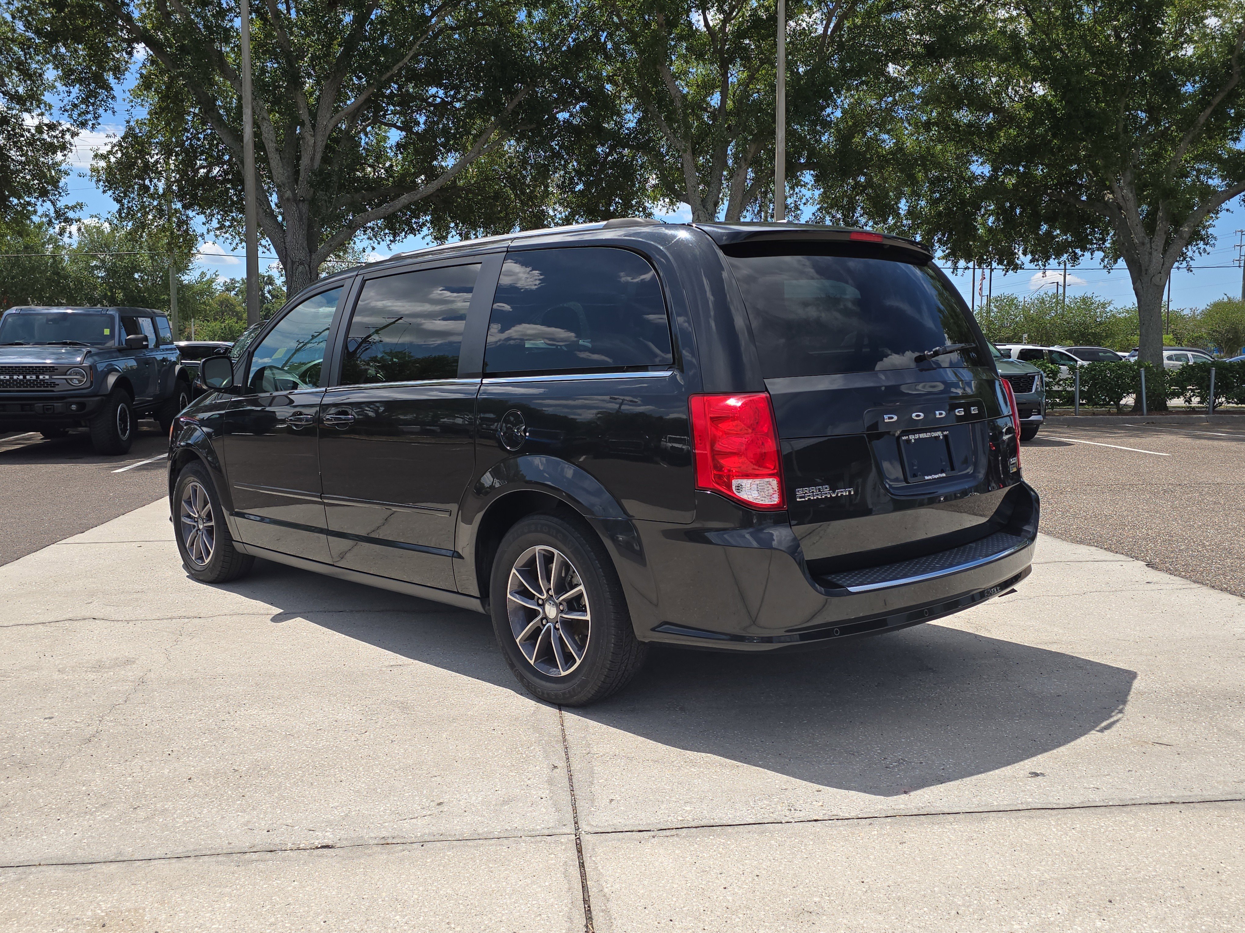 Used 2017 Dodge Grand Caravan SXT w/ Driver Convenience Group FWD image 6