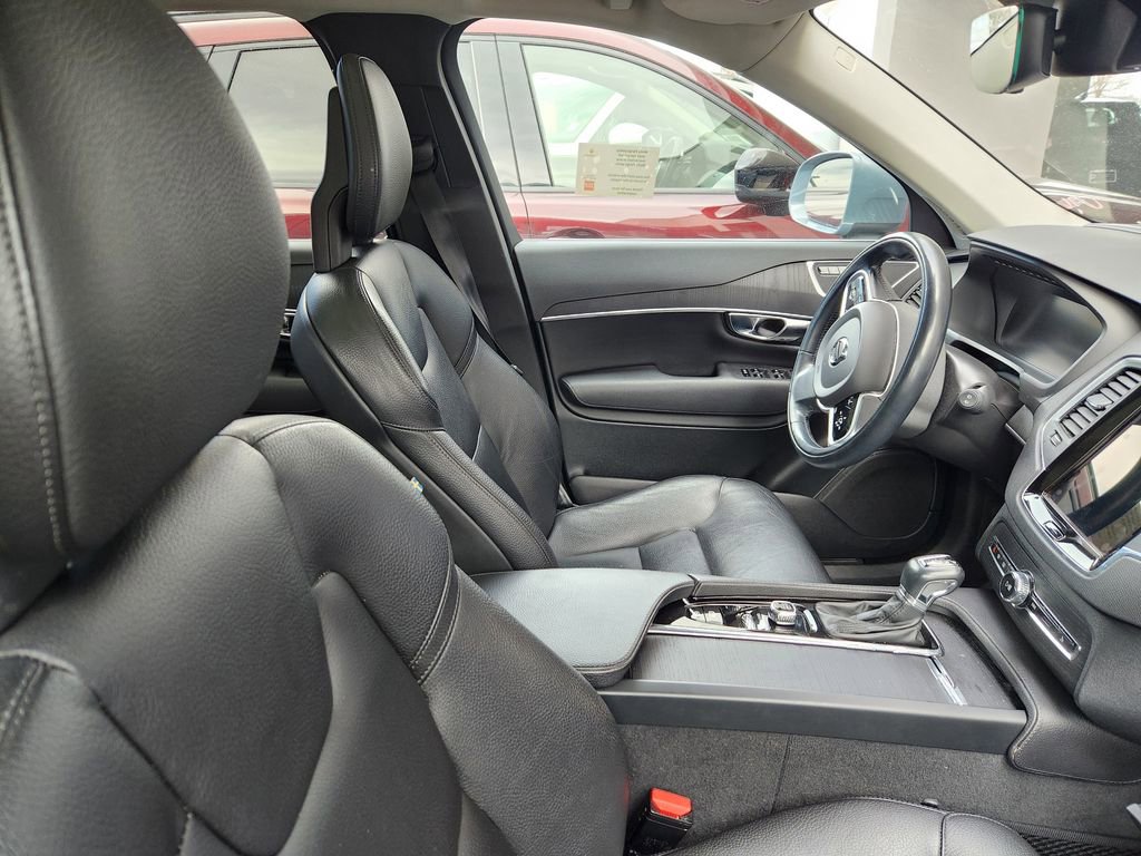 Used 2020 Volvo XC90 T6 Momentum w/ Protection Package Premier image 9