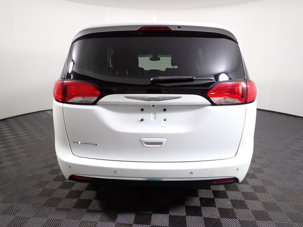 Used 2017 Chrysler Pacifica Touring-L w/ Tire & Wheel Group FWD image 12