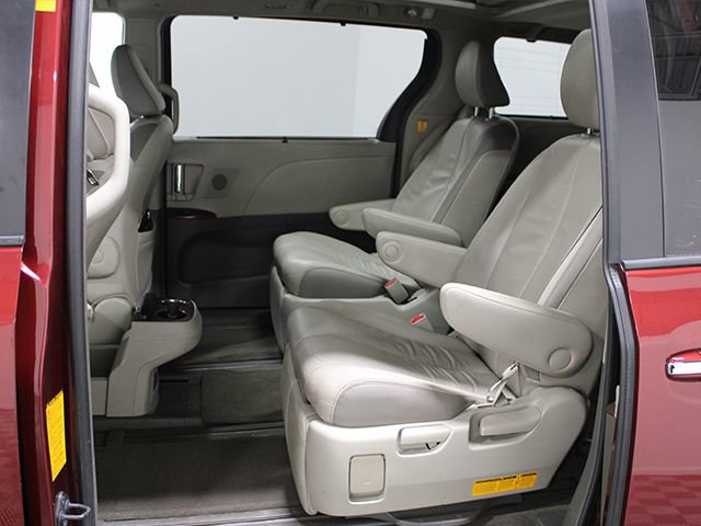 Used 2013 Toyota Sienna Limited w/ Premium Pkg FWD image 17