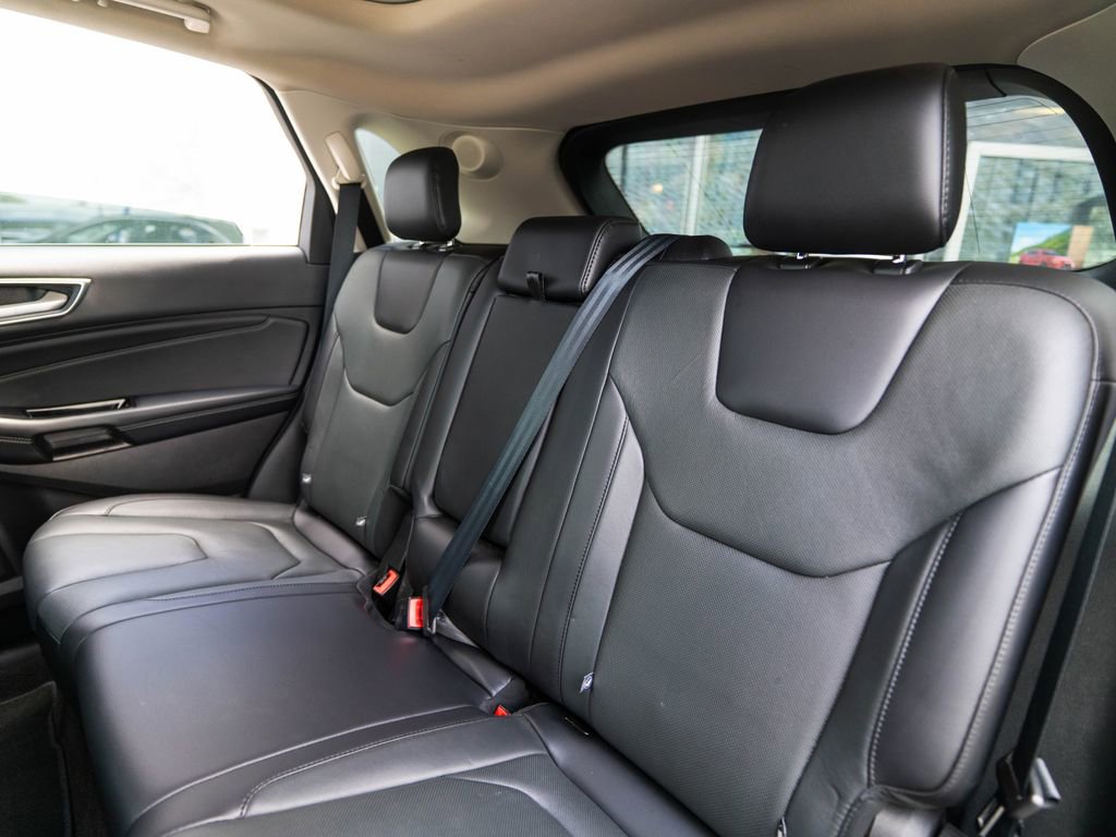 Used 2019 Ford Edge Titanium w/ Equipment Group 301A AWD/4WD image 34