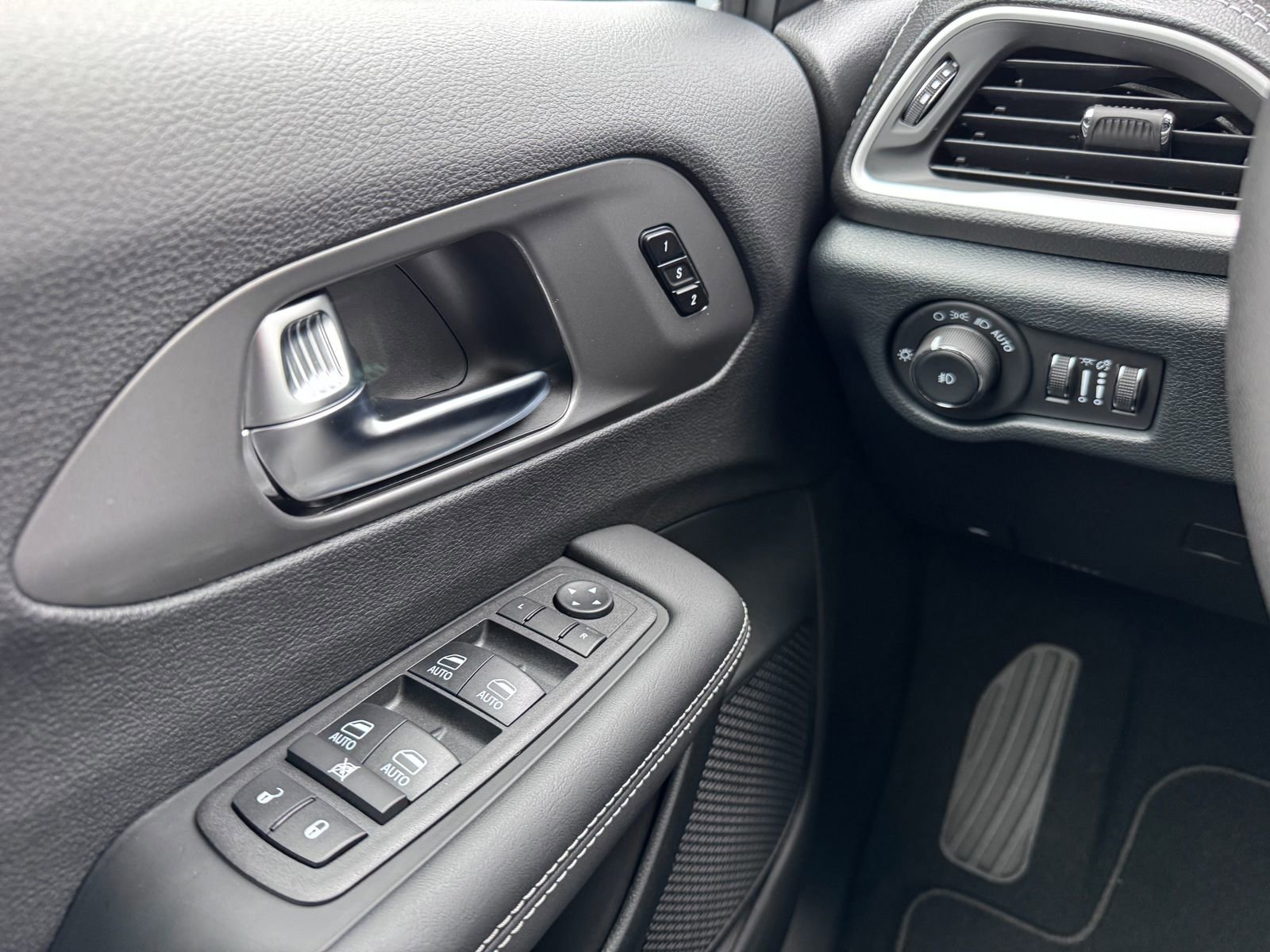 New 2025 Chrysler Pacifica Select image 13