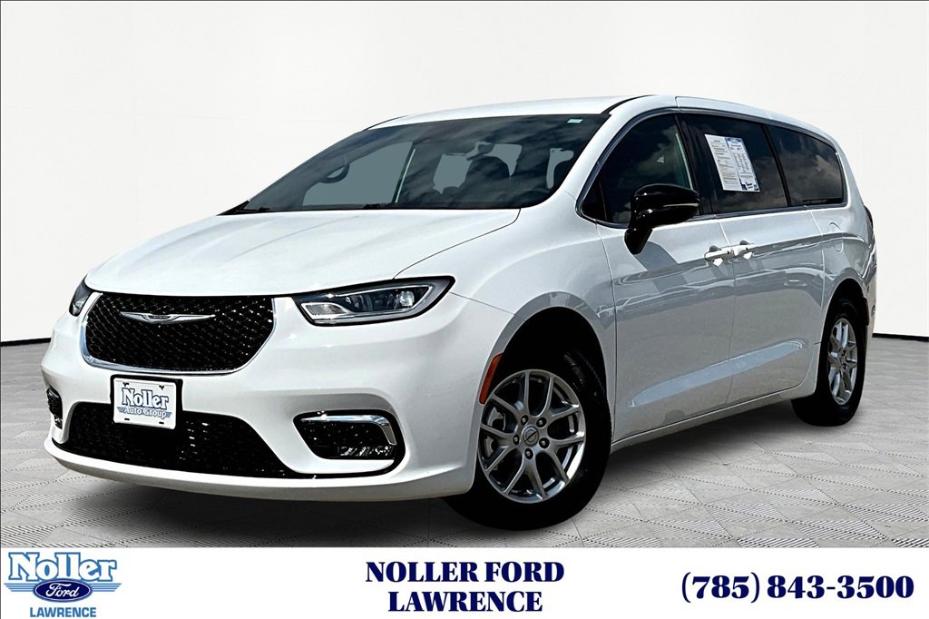 Used 2025 Chrysler Pacifica Select