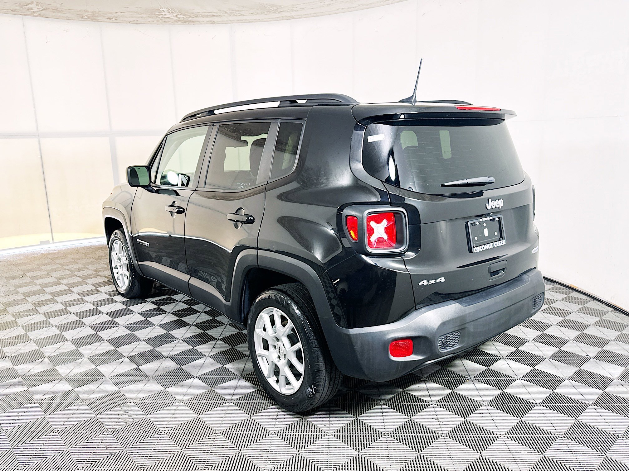 Used 2022 Jeep Renegade Latitude AWD/4WD image 5