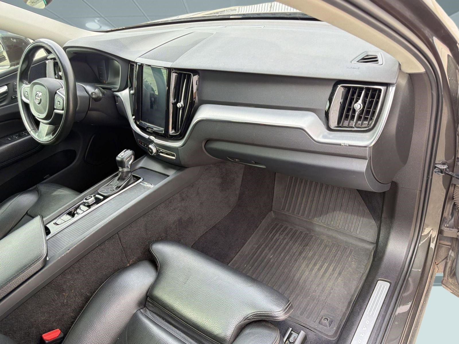 Used 2019 Volvo XC60 T5 Momentum w/ Premium Package image 30