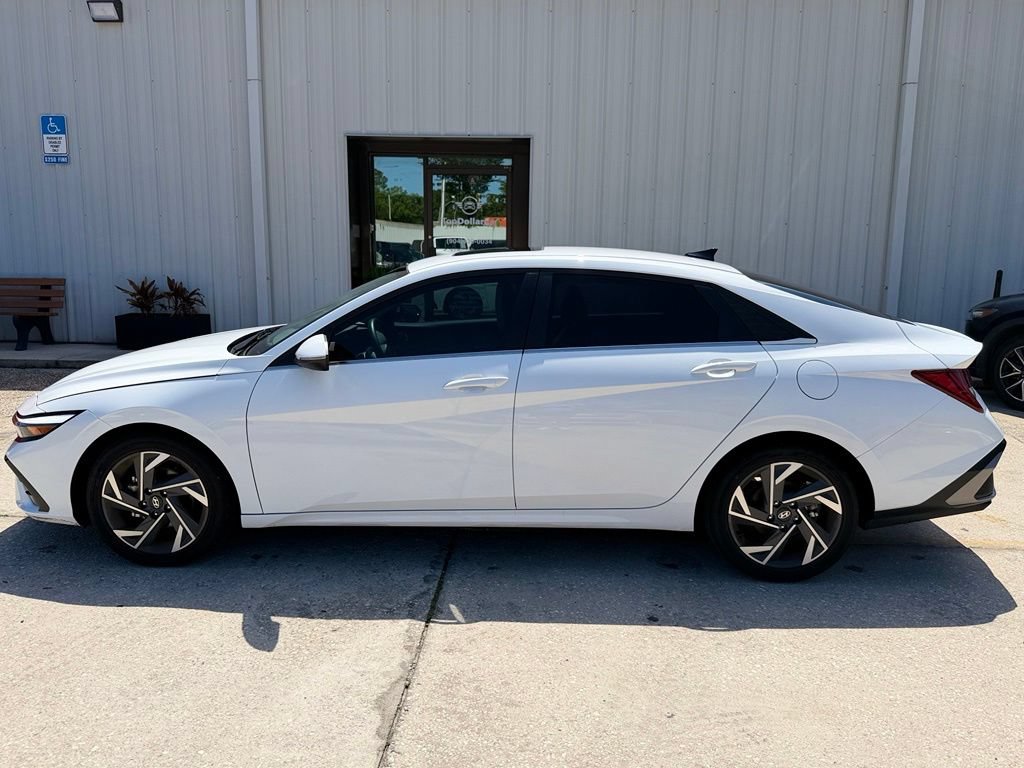 Used 2025 Hyundai Elantra Limited FWD image 2