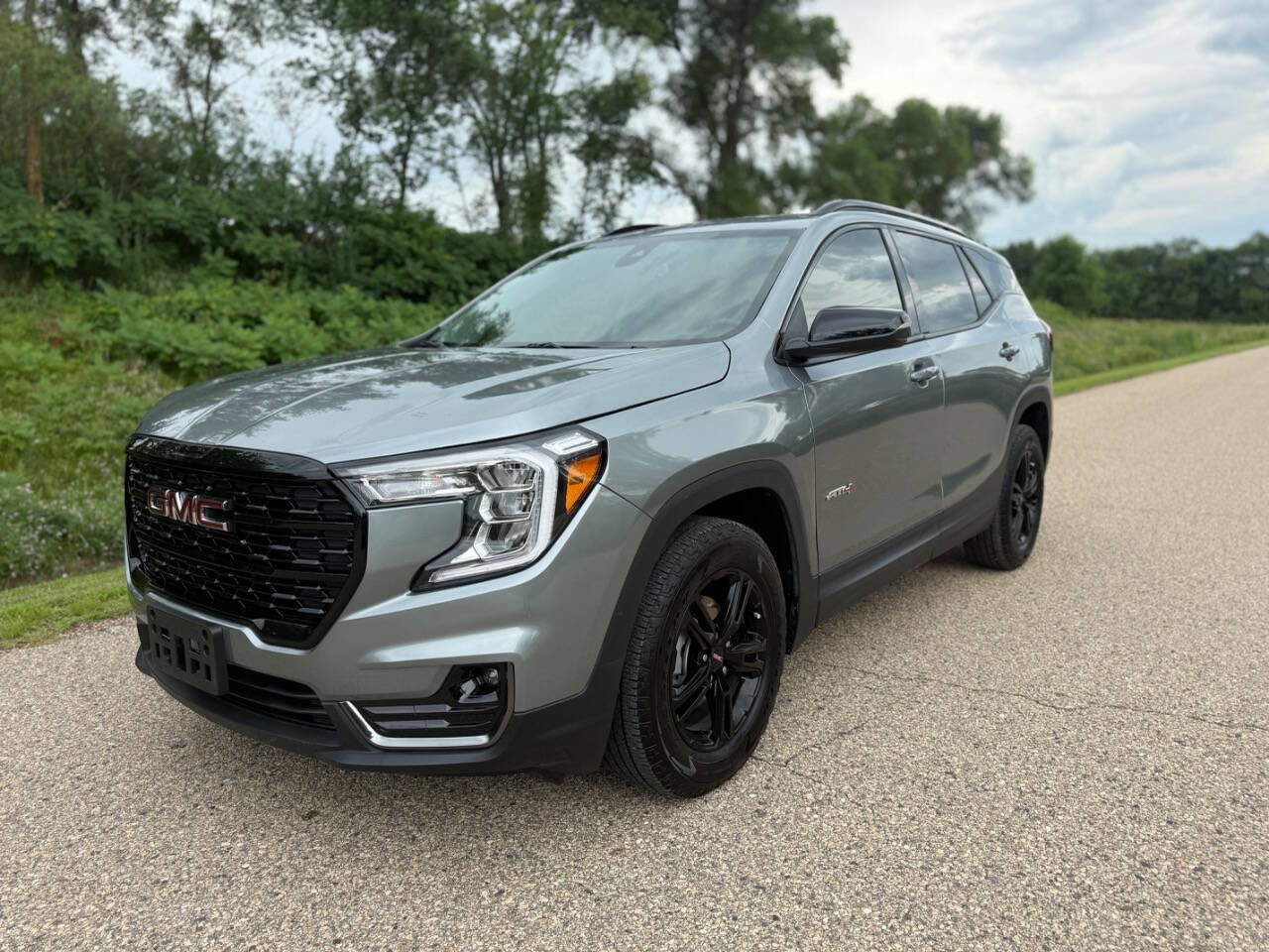 Used 2024 GMC Terrain AT4 image 2
