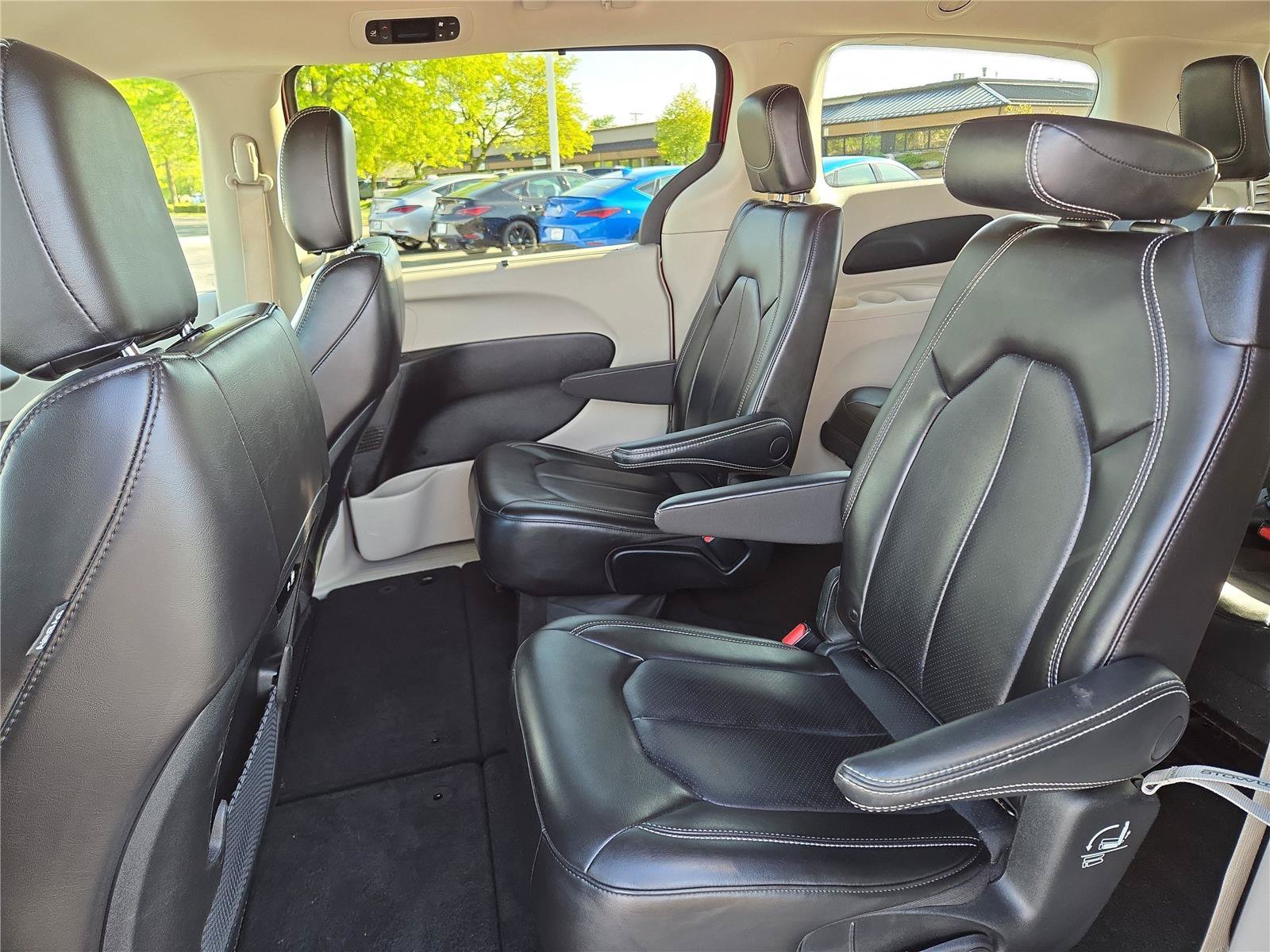 Used 2023 Chrysler Pacifica Touring-L FWD image 21