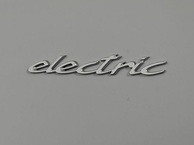 Certified 2025 Porsche Macan Electric image 13