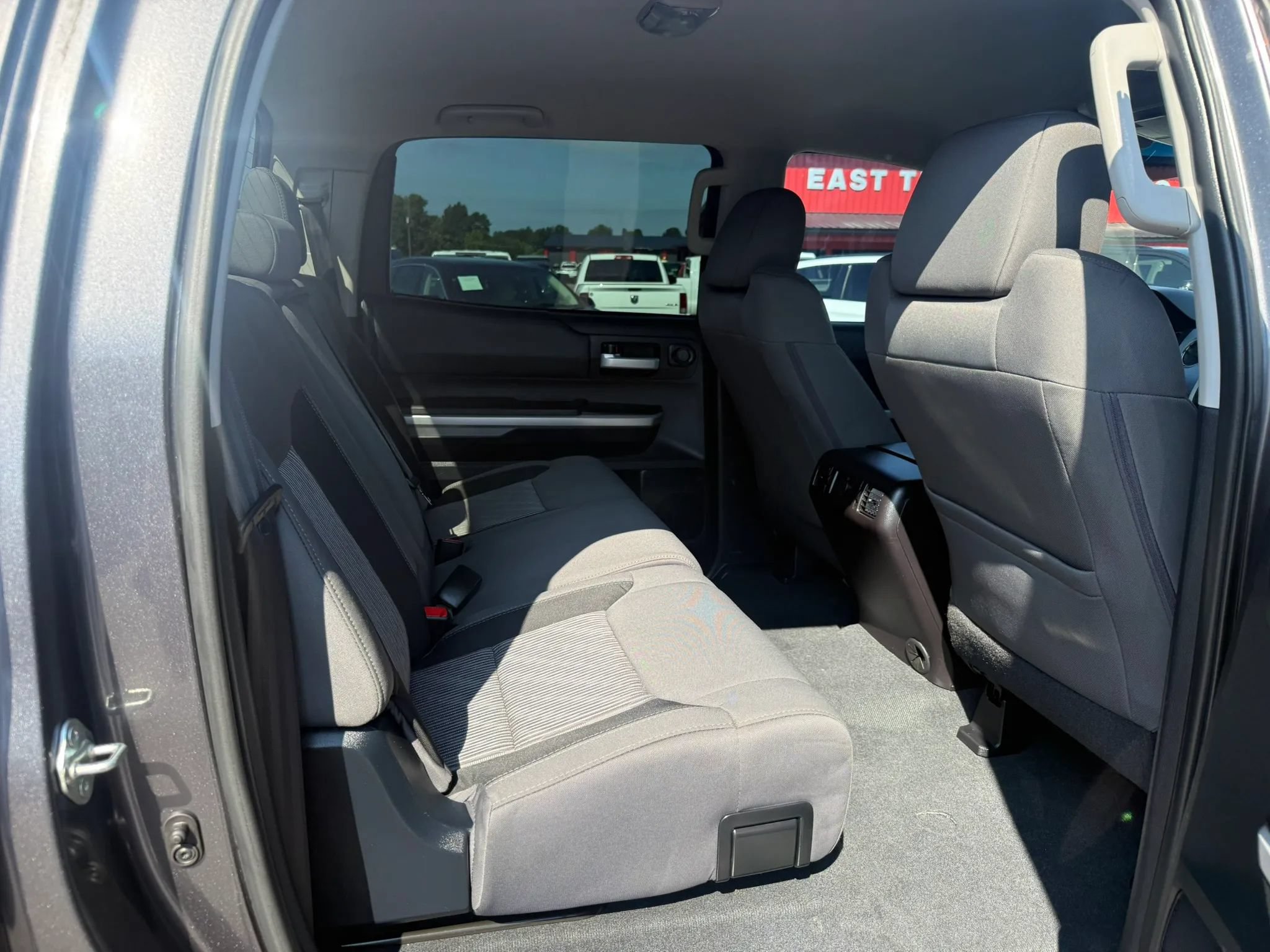 Used 2015 Toyota Tundra SR5 w/ SR5 Upgrade Package AWD/4WD image 17