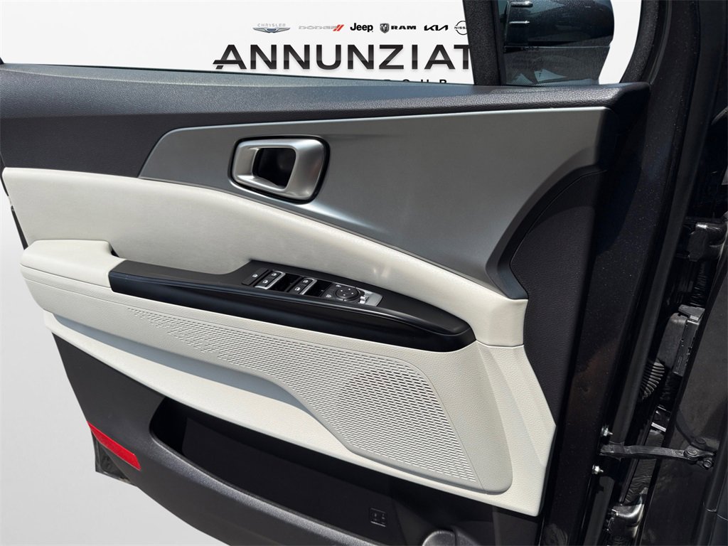 Used 2024 Kia Carnival LX image 28