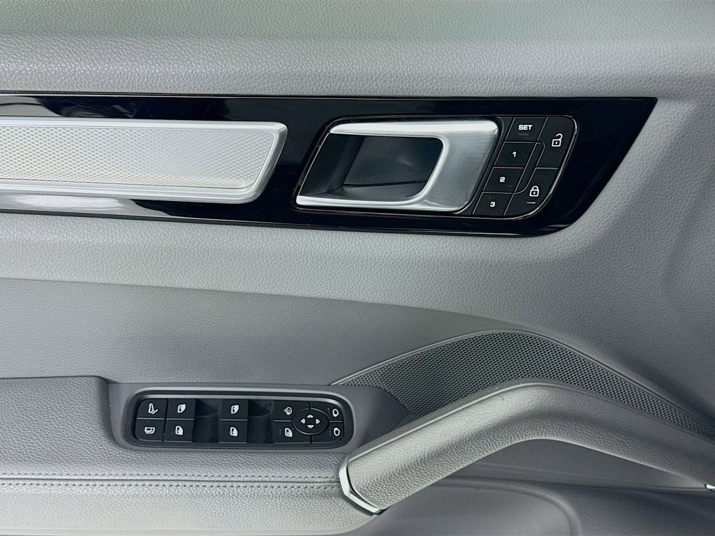 Certified 2023 Porsche Cayenne Platinum Edition image 11
