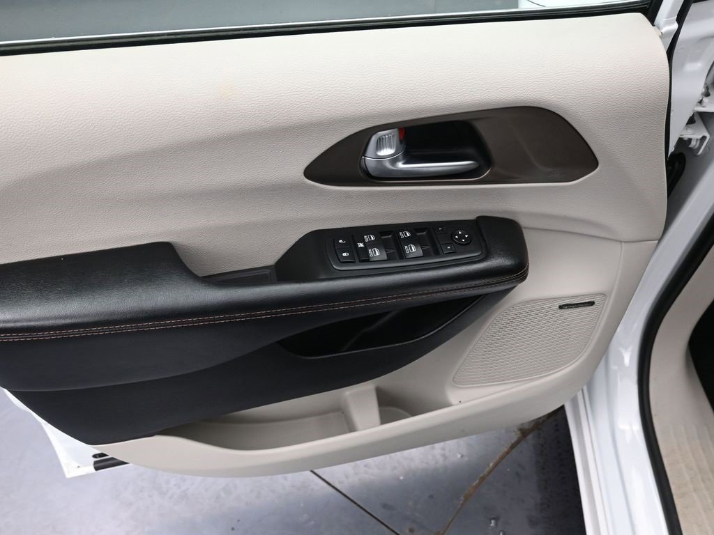 Used 2017 Chrysler Pacifica Touring-L Plus image 38