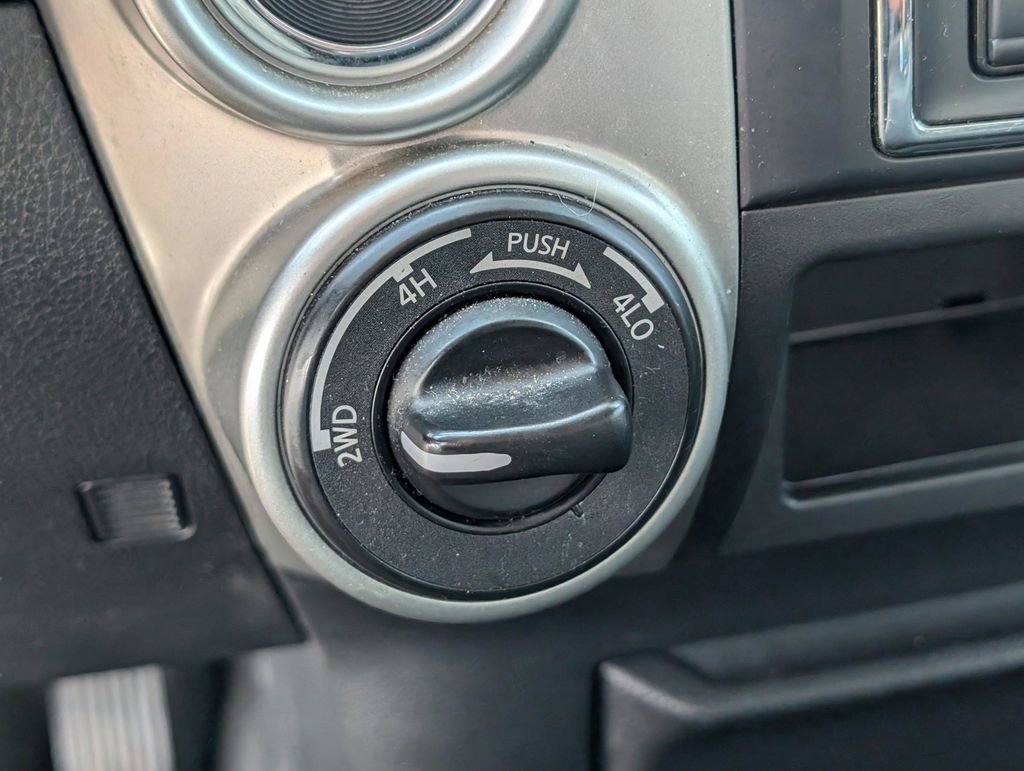 Used 2019 Nissan Titan SV image 27