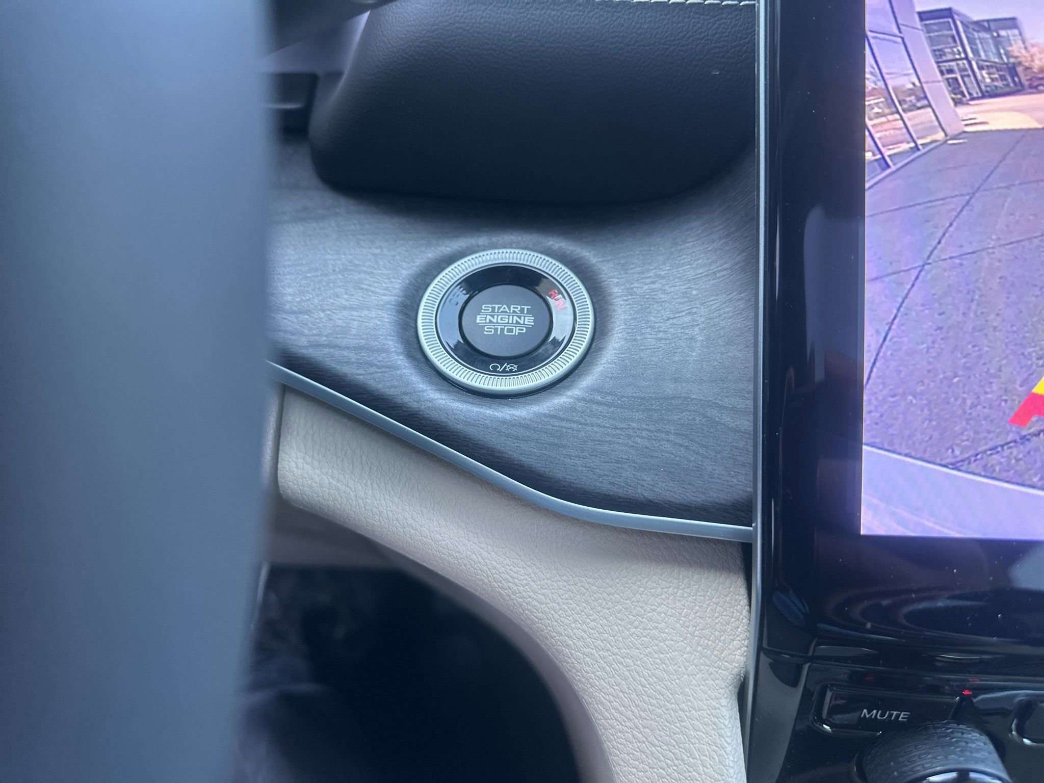 Used 2023 Jeep Grand Cherokee Limited image 37