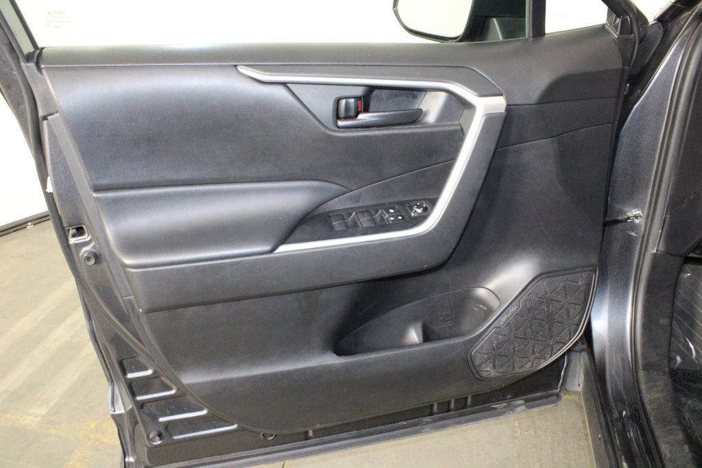 Used 2020 Toyota RAV4 LE image 15
