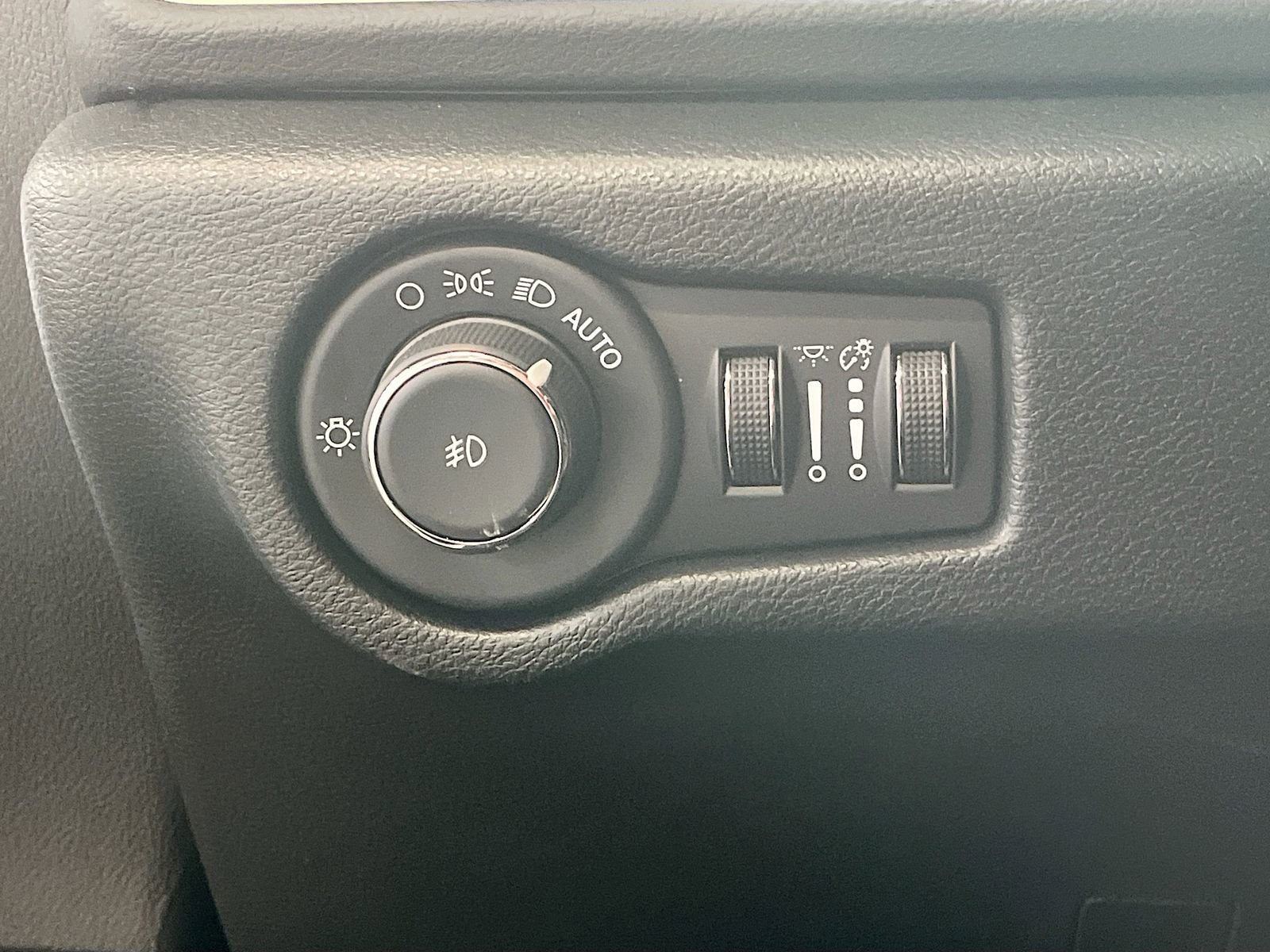 Used 2026 Chrysler Pacifica Select image 10