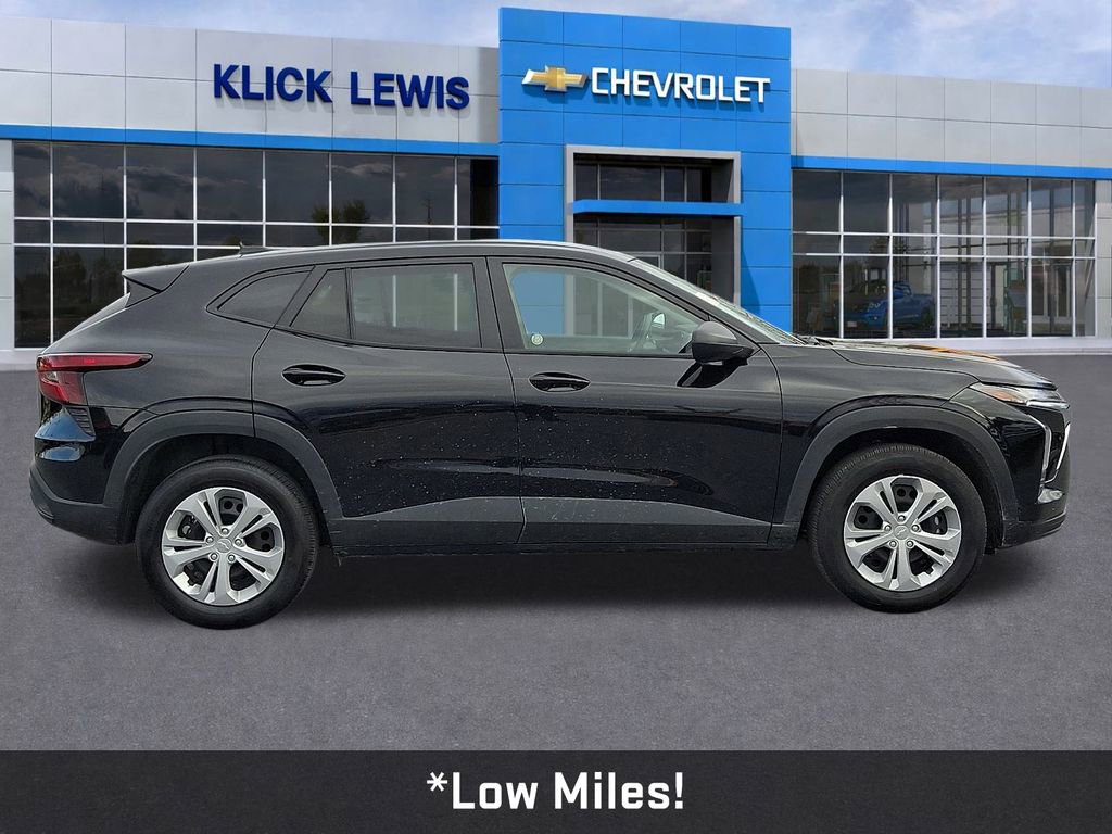 Used 2025 Chevrolet Trax LS image 8