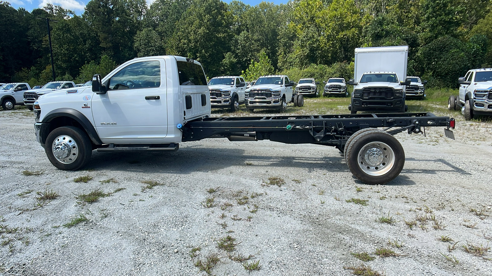 New 2025 RAM 5500 4x4 Regular Cab image 11