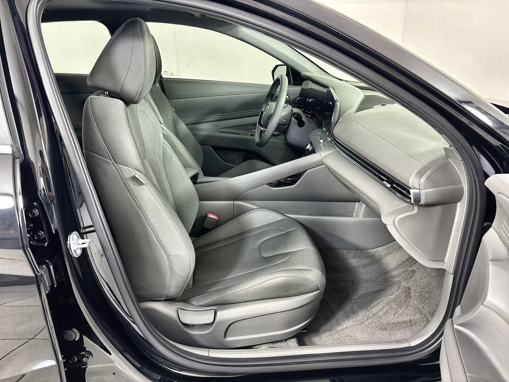 Certified 2025 Hyundai Elantra SEL FWD image 26