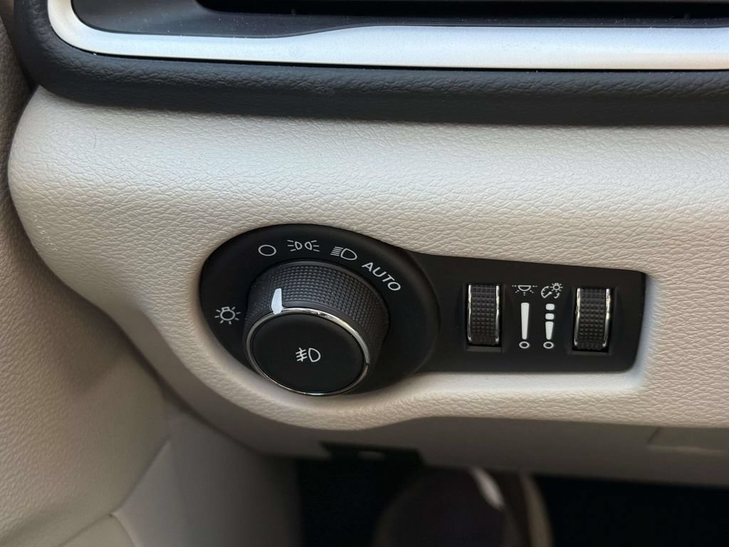 Used 2024 Chrysler Pacifica Touring-L FWD image 29