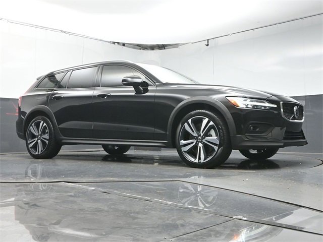 Used 2024 Volvo V60 B5 Cross Country Plus image 41