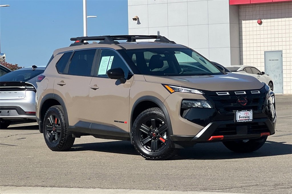 Used 2025 Nissan Rogue SV image 2