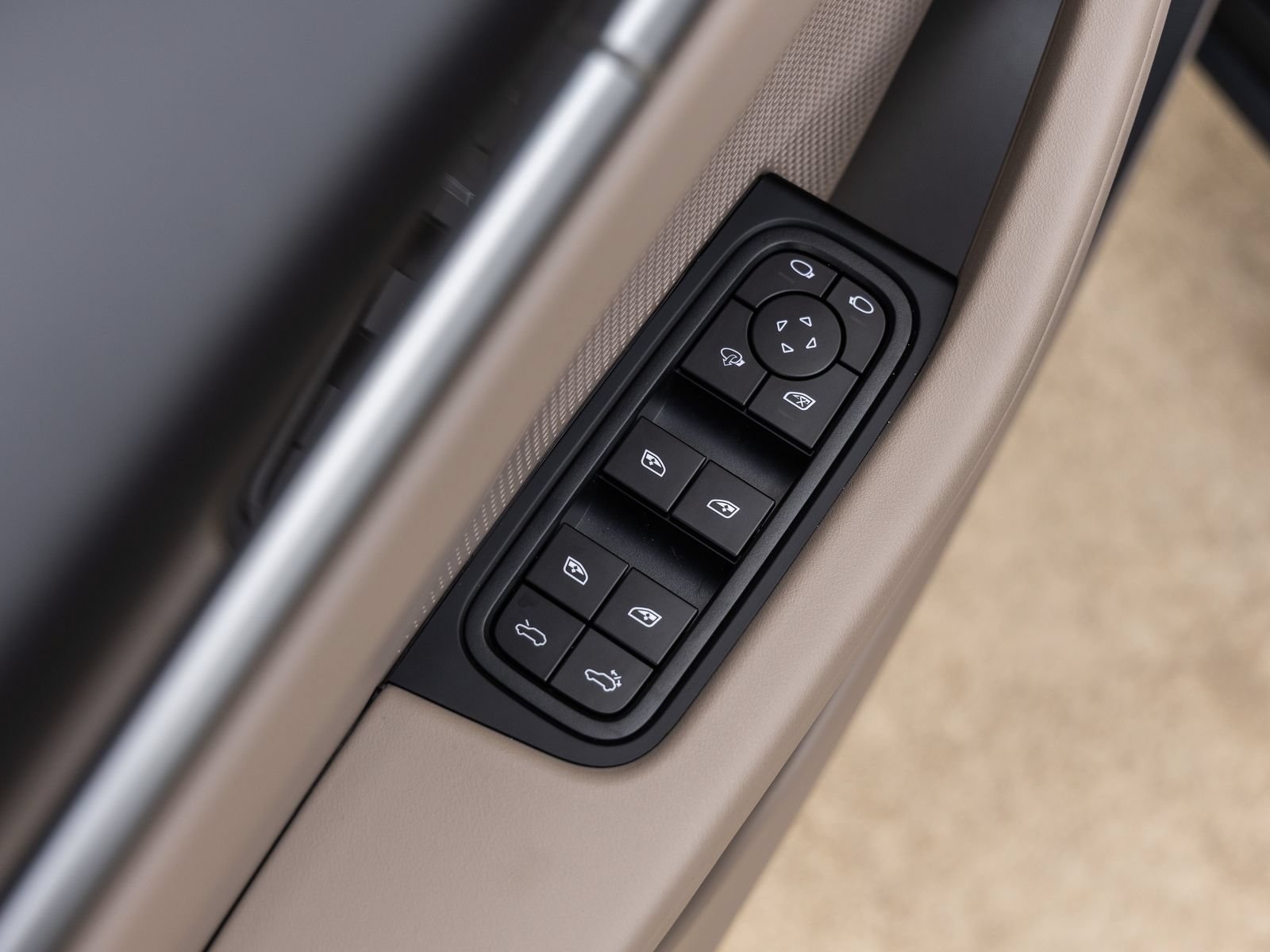 Certified 2025 Porsche Macan Electric RWD image 22