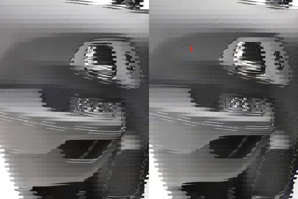 Used 2025 Chrysler Pacifica Select image 14