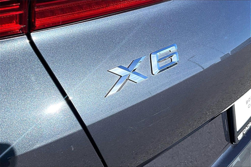 Used 2022 BMW X6 xDrive40i w/ M Sport Package image 31