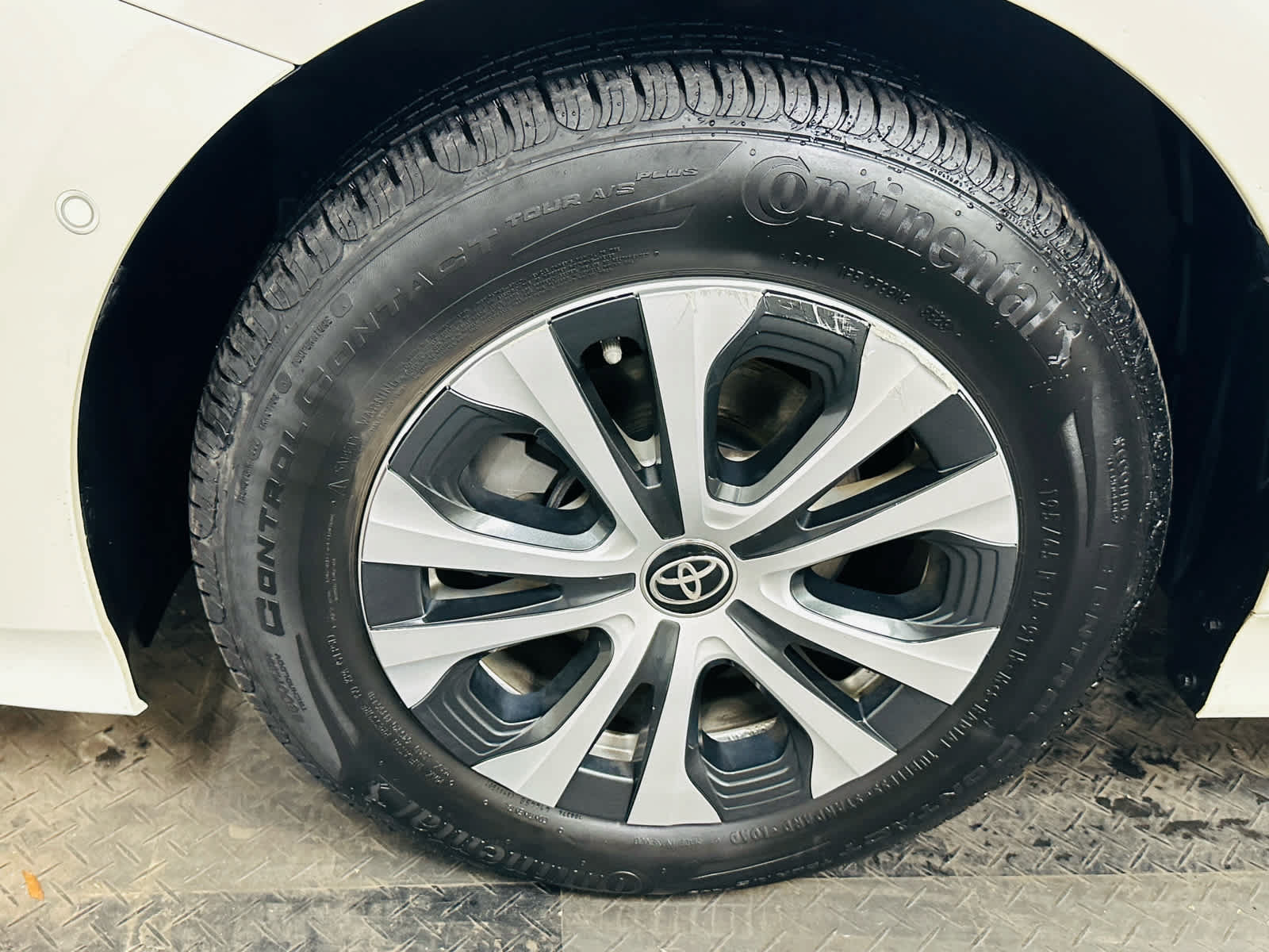 Used 2020 Toyota Prius XLE AWD/4WD image 28