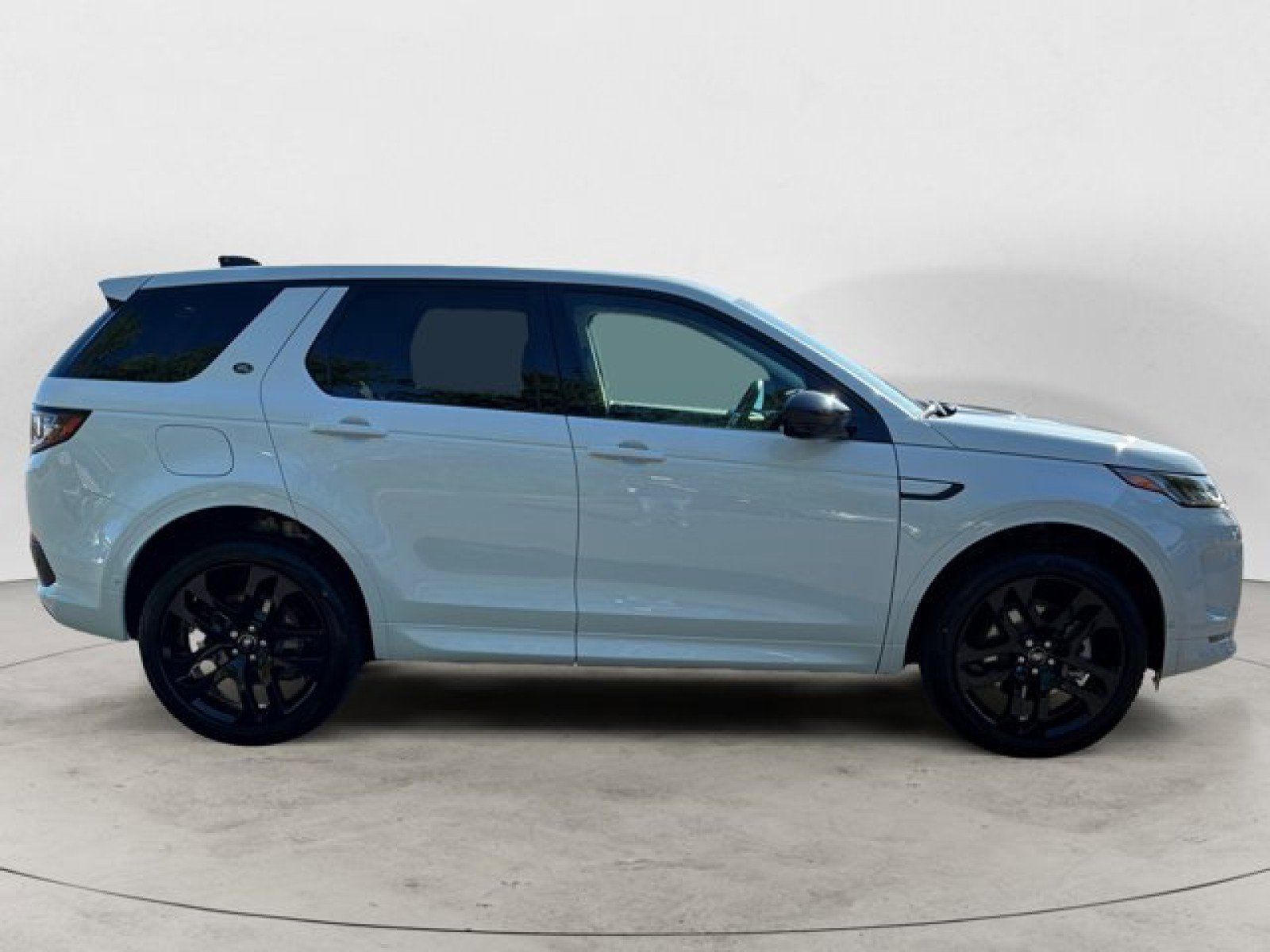 Used 2025 Land Rover Discovery Sport S image 3