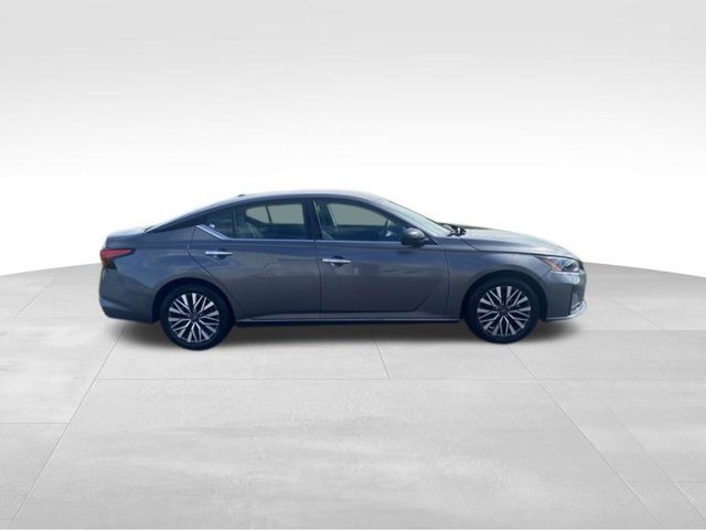 Used 2025 Nissan Altima 2.5 SV FWD image 3