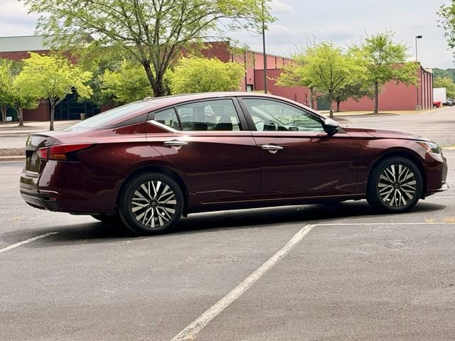 Used 2024 Nissan Altima 2.5 SV FWD image 8