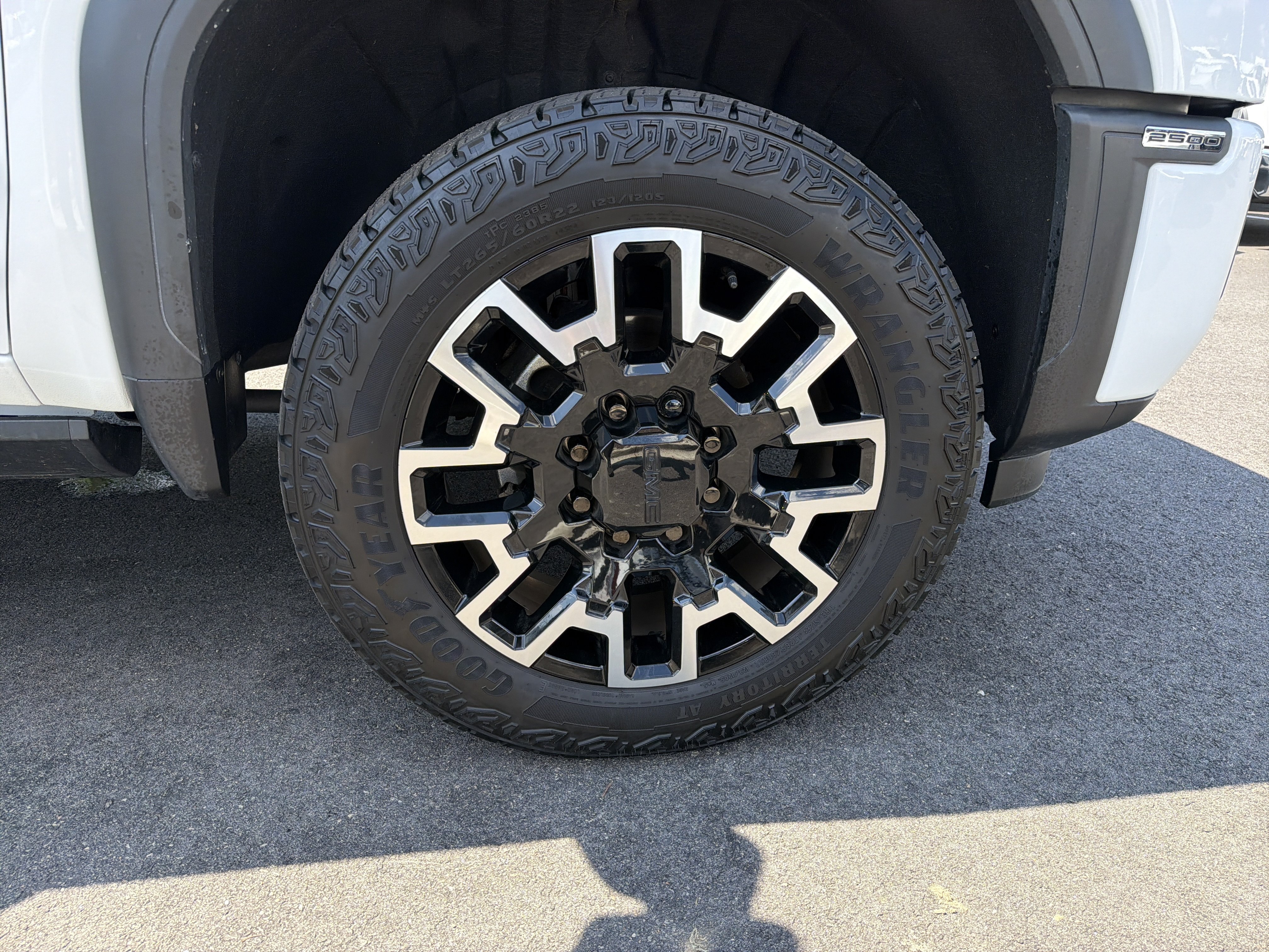 Used 2025 GMC Sierra 2500 AT4 w/ AT4 Premium Plus Package AWD/4WD image 13