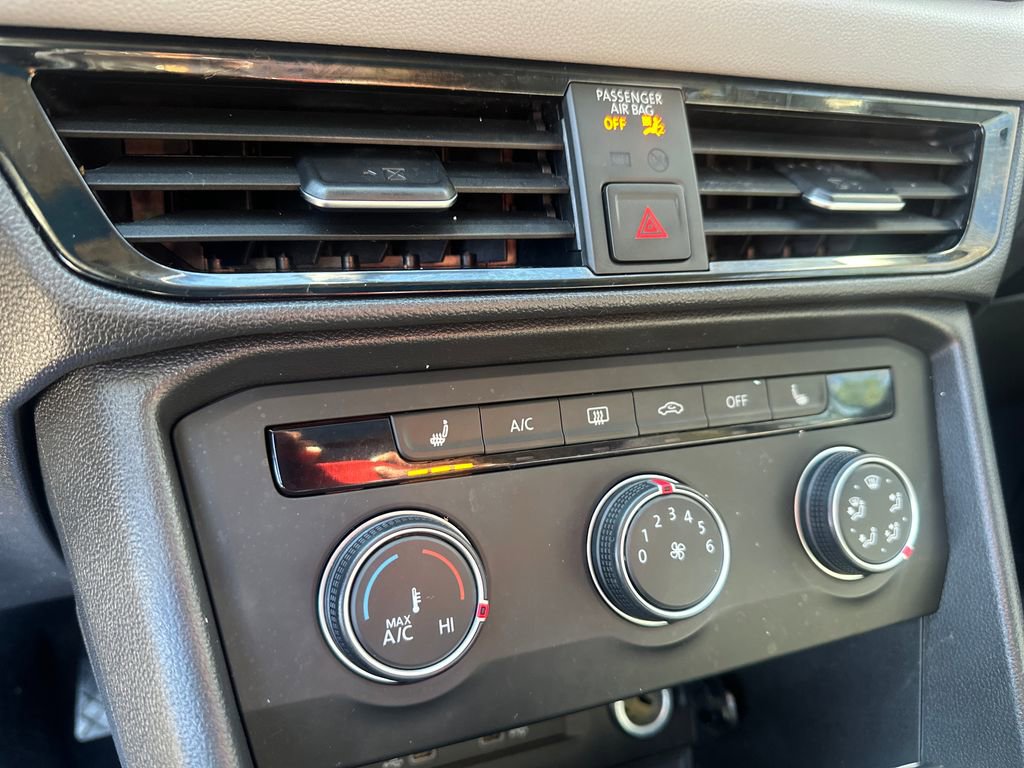 Certified 2022 Volkswagen Taos SE image 11