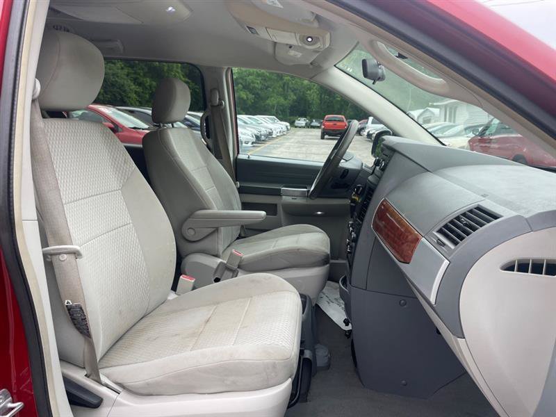 Used 2008 Chrysler Town & Country Touring FWD image 12