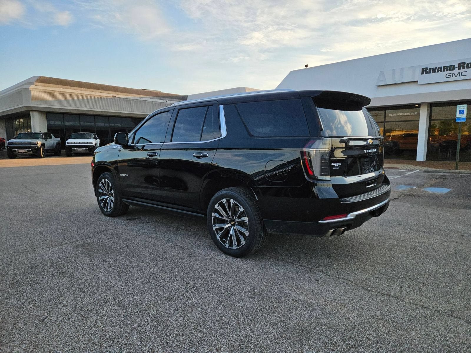 Used 2025 Chevrolet Tahoe High Country AWD/4WD image 3