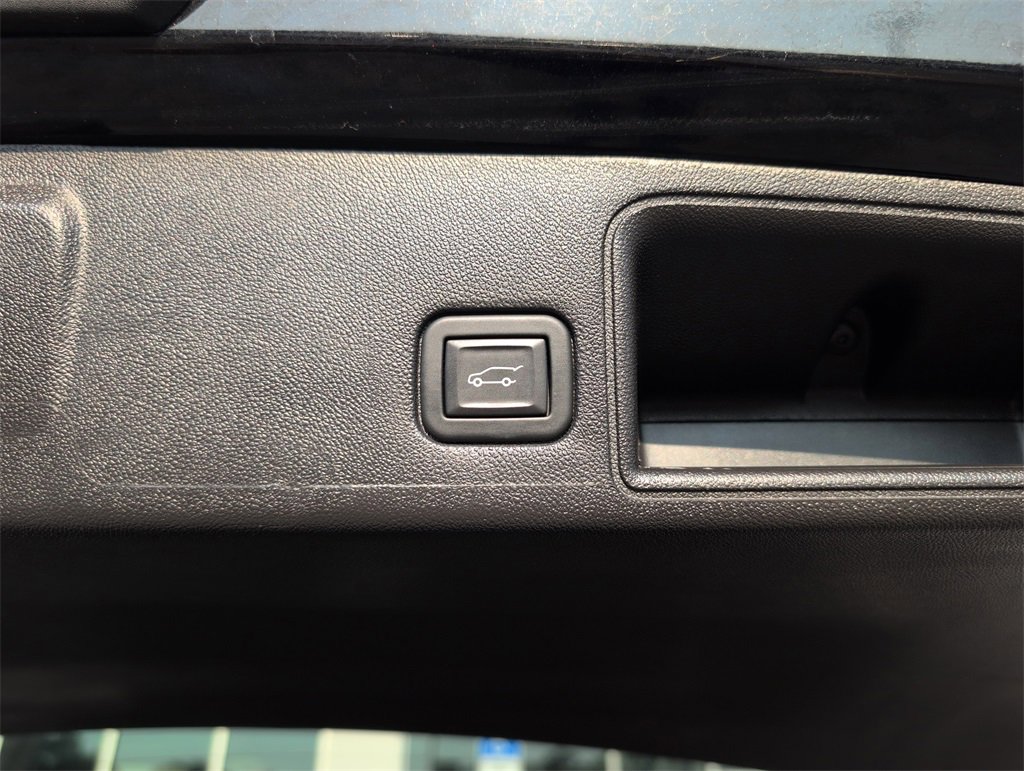 Used 2024 GMC Terrain SLT image 29