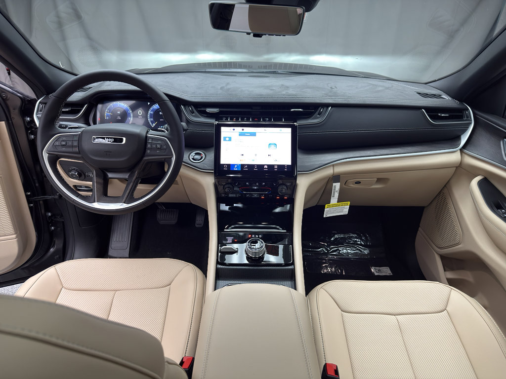 New 2025 Jeep Grand Cherokee Limited w/ Luxury Tech Group II image 8