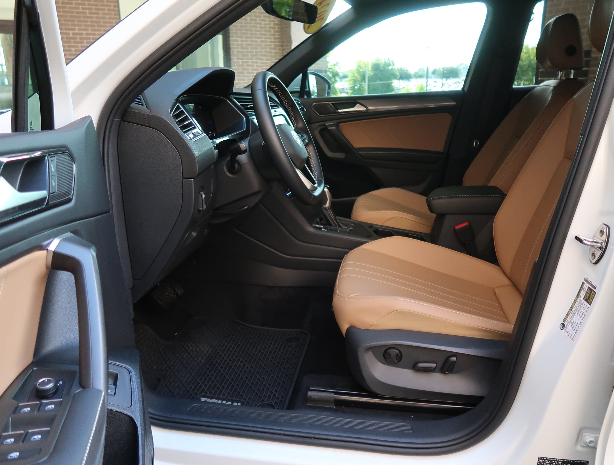 Used 2024 Volkswagen Tiguan SE FWD image 11