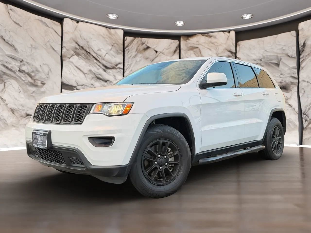 Used 2018 Jeep Grand Cherokee Laredo RWD image 2