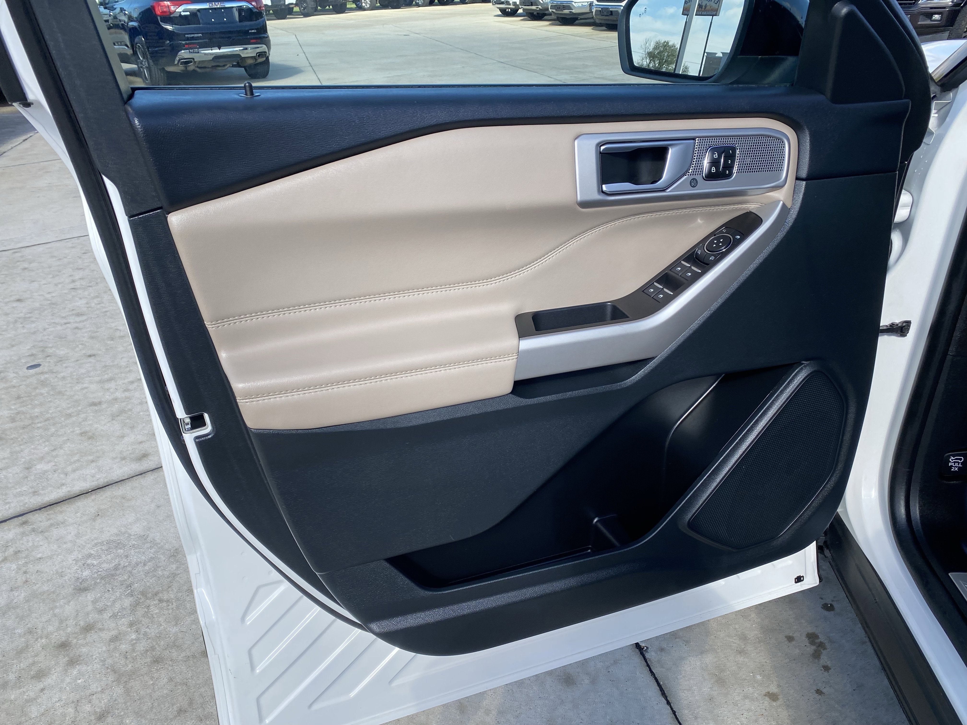 Used 2023 Ford Explorer Limited w/ Equipment Group 301A AWD/4WD image 16