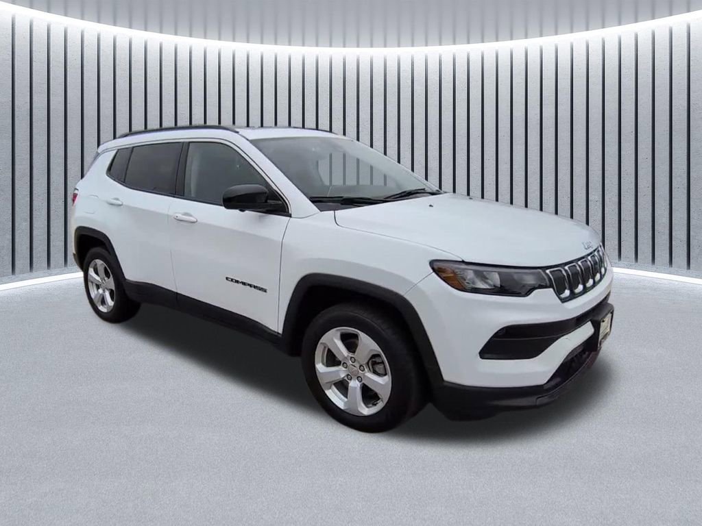 Used 2022 Jeep Compass Latitude w/ Sun and Sound Group AWD/4WD image 13