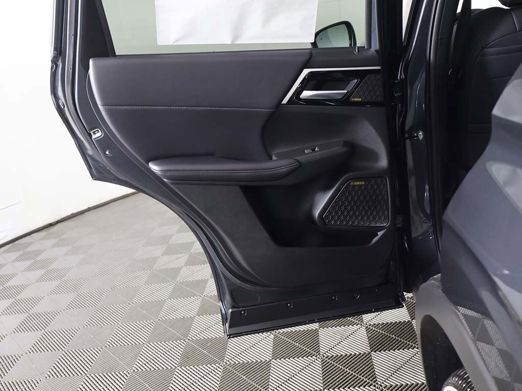 New 2025 Mitsubishi Outlander SE image 29