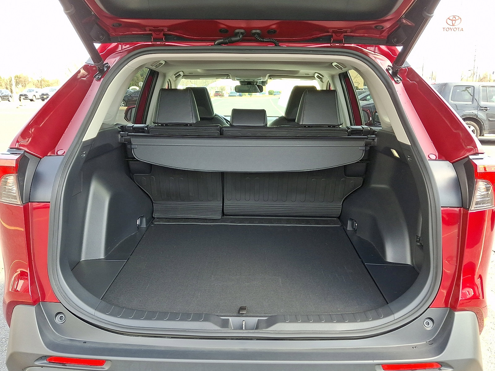 Used 2023 Toyota RAV4 XLE Premium image 30