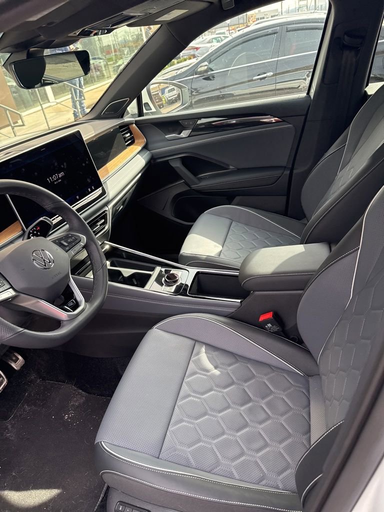 Used 2025 Volkswagen Tiguan SEL R-Line image 3