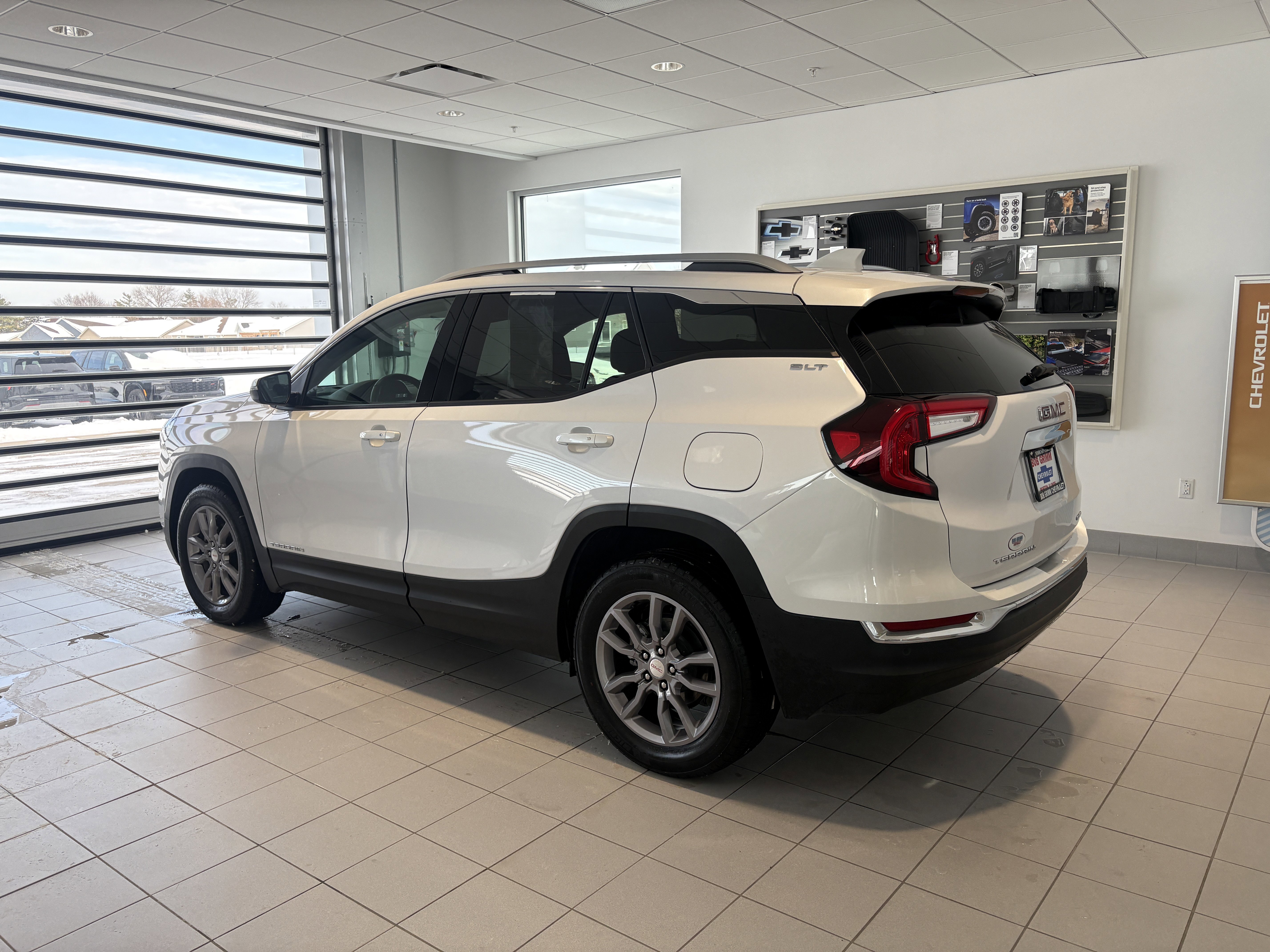 Used 2024 GMC Terrain SLT w/ Infotainment Package II image 3