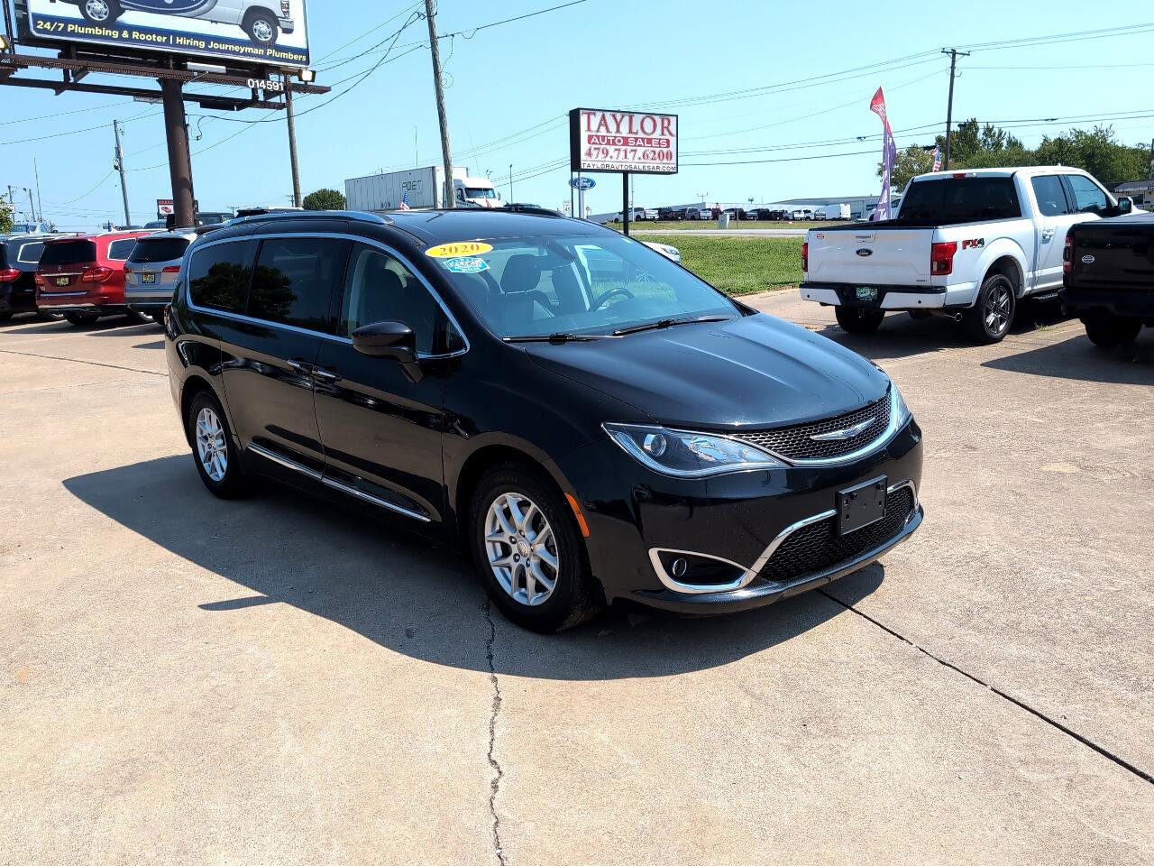 Used 2020 Chrysler Pacifica Touring-L image 3